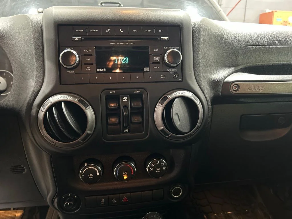 Used 2018 Gray Jeep Unlimited Sport image 17