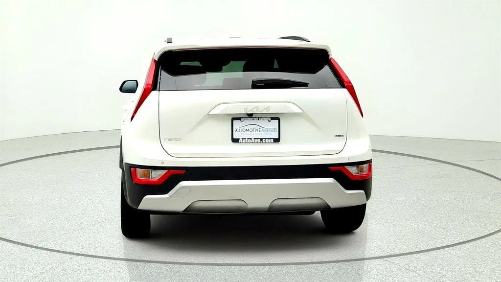 Used 2024 Snow White Pearl Kia EX FWD image 6