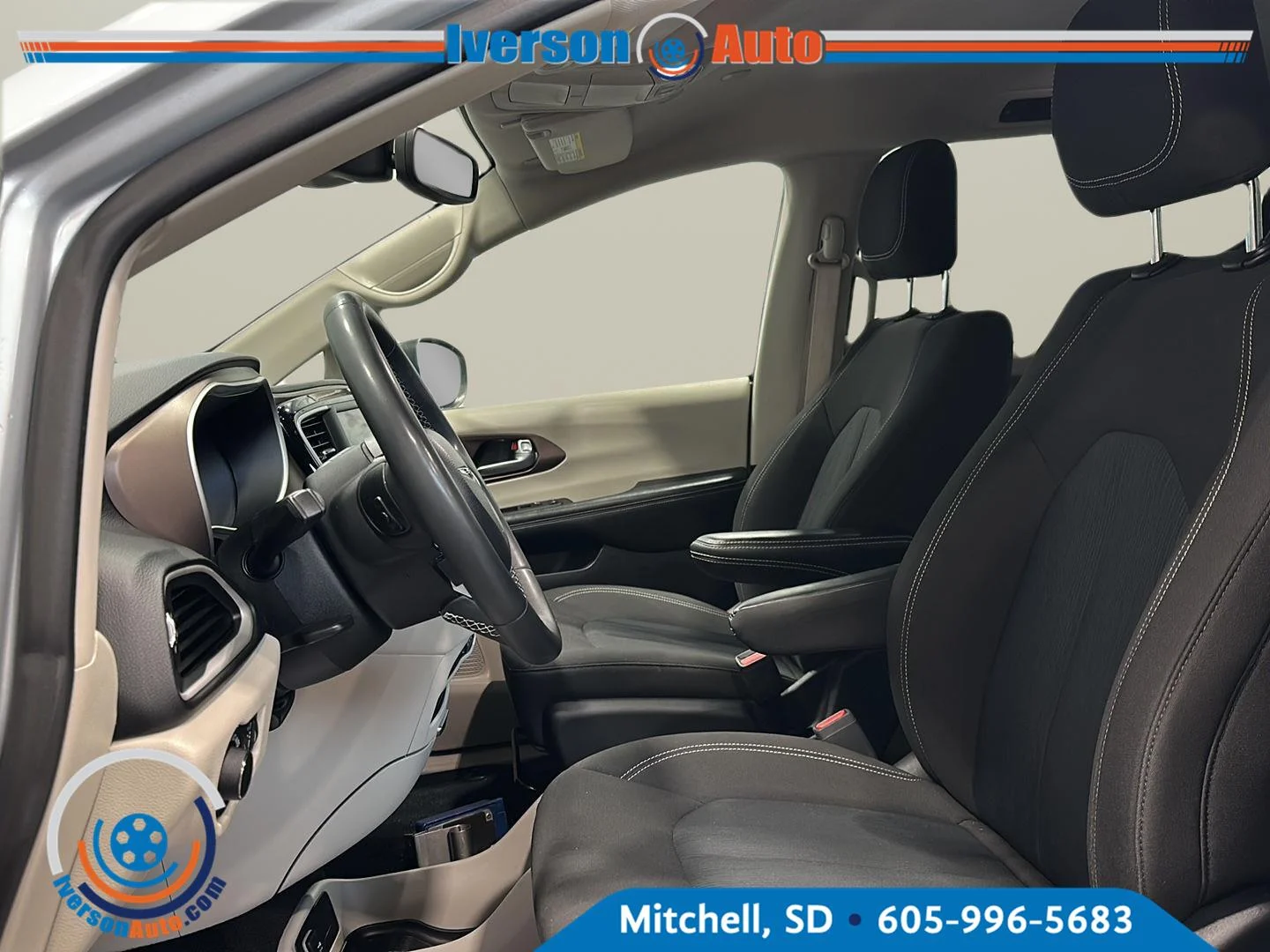 Used 2023 Silver Mist Clearcoat Chrysler LX image 15