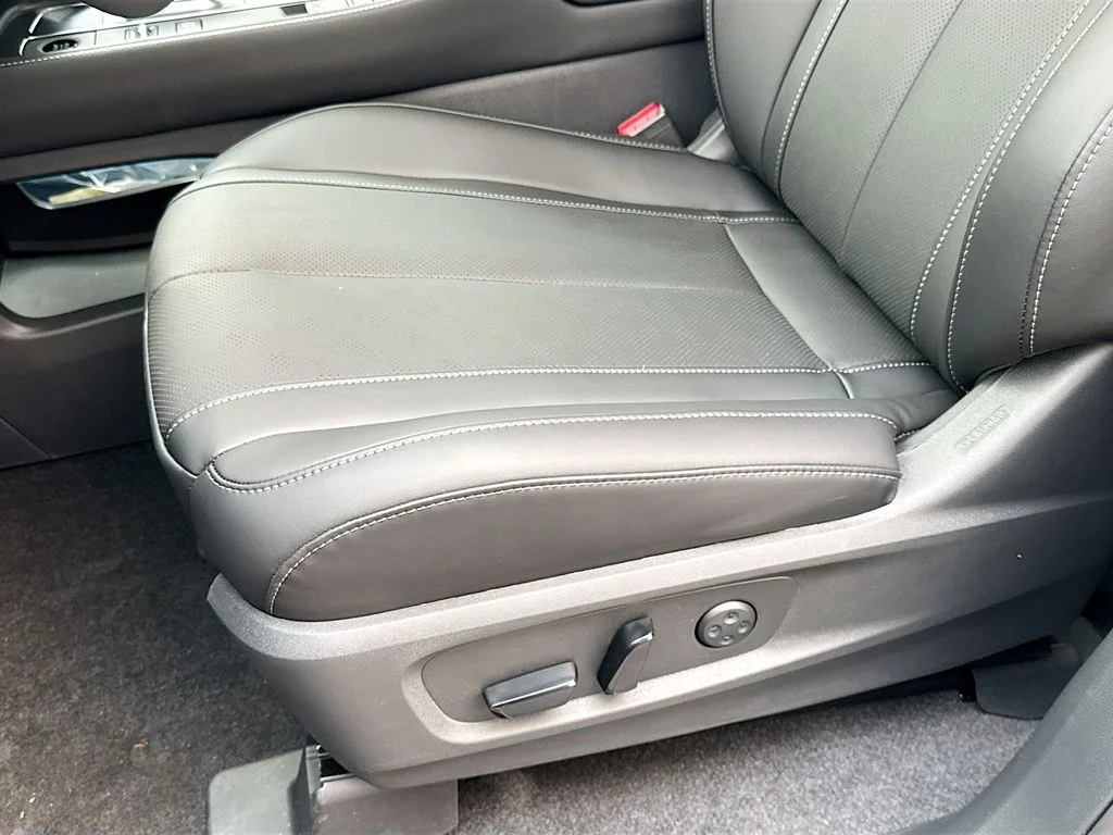 Certified Used 2026 Black INFINITI LUXE image 21
