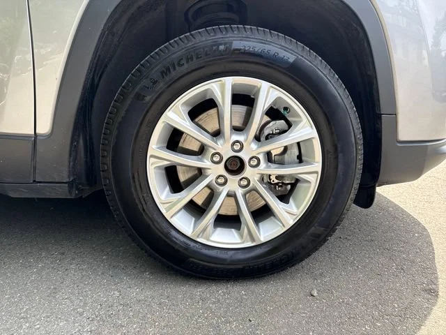 Used 2019 Billet Silver Metallic Clearcoat Jeep Latitude image 27