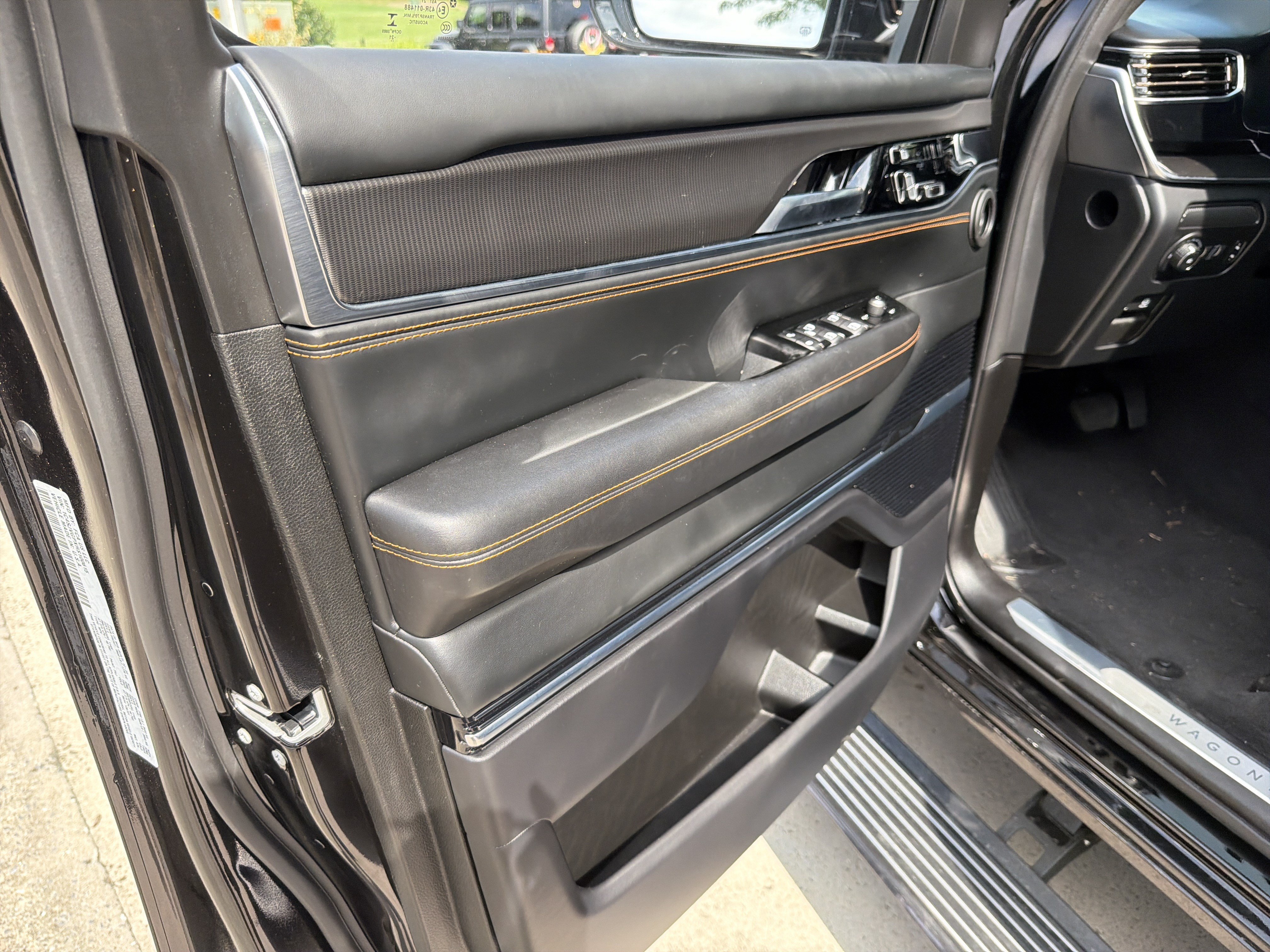 Used 2024 Diamond Black Crystal Pearlcoat Jeep Series III Obsidian image 11