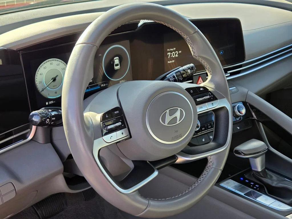 Used 2025 Red Hyundai SEL Convenience image 25