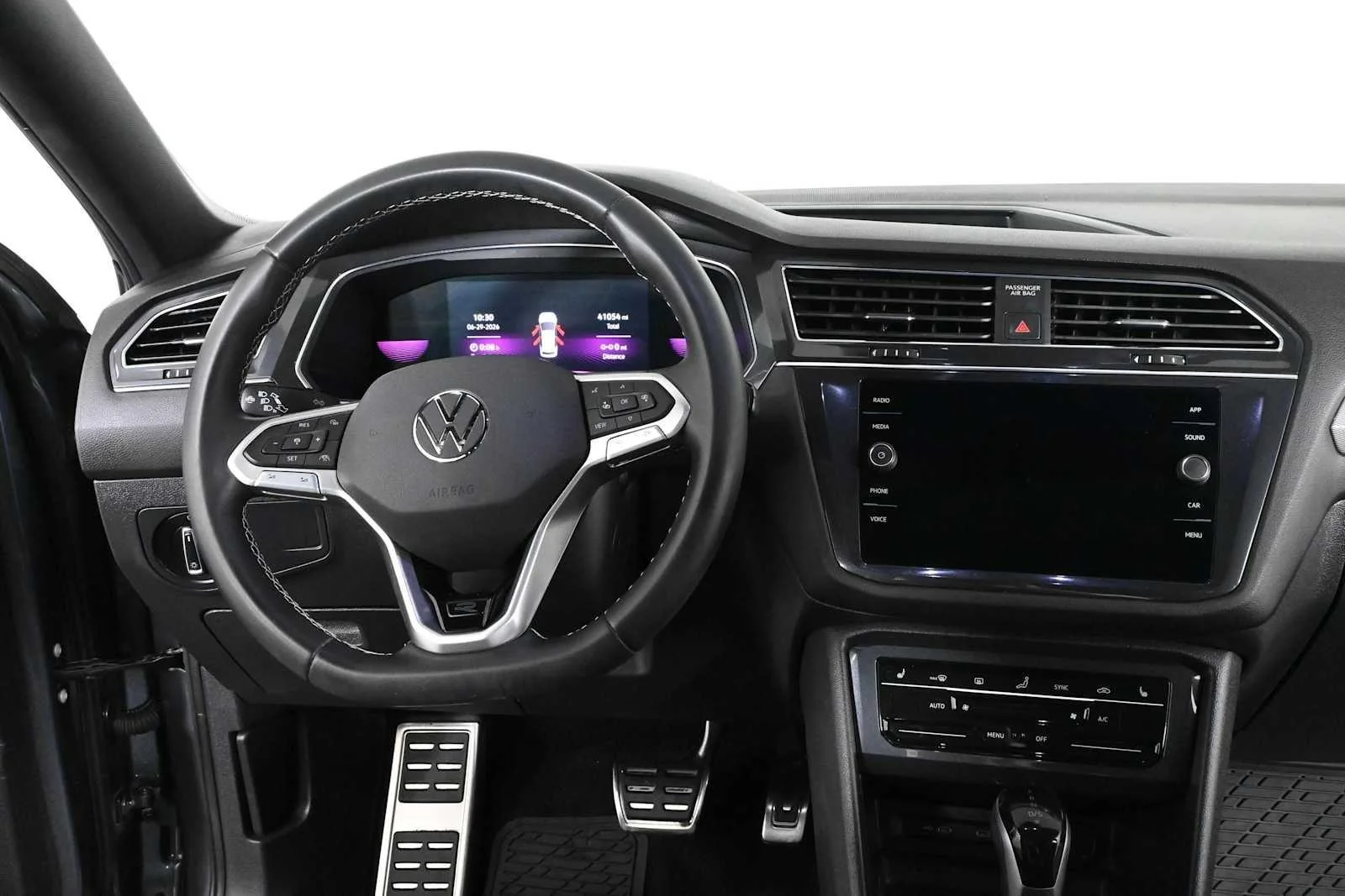 Certified Used 2023  VOLKSWAGEN SE image 3