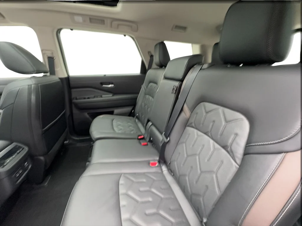 Used 2026 Gray Nissan Platinum image 27