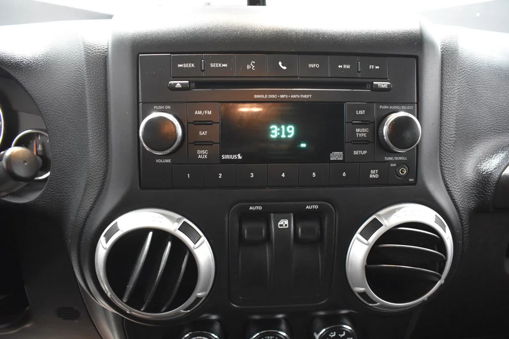 Used 2015 White Jeep Sahara image 17