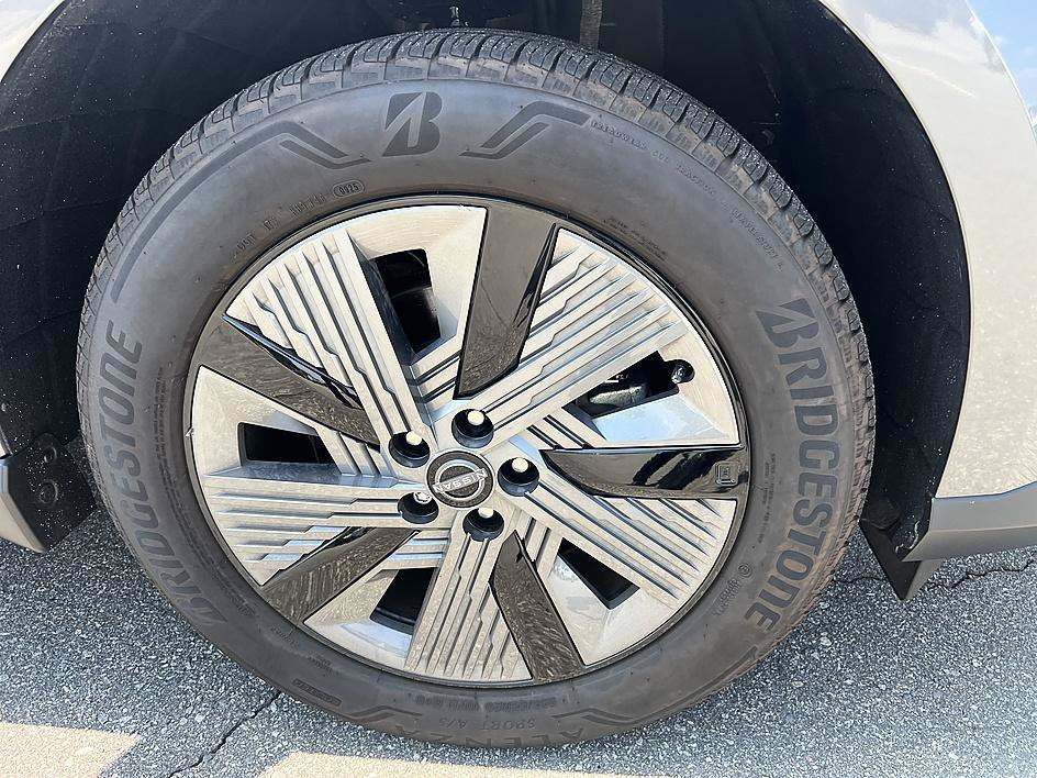 Certified Used 2025 Gun Metallic Nissan SL image 12
