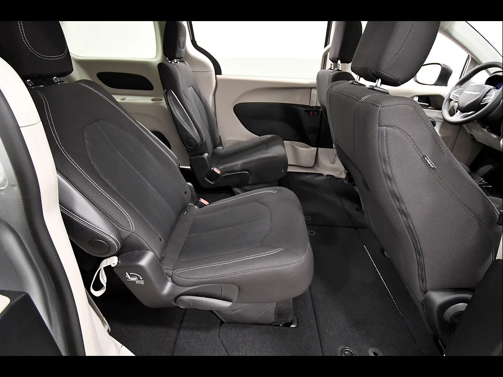 2024 Chrysler Voyager LX - Photo 16