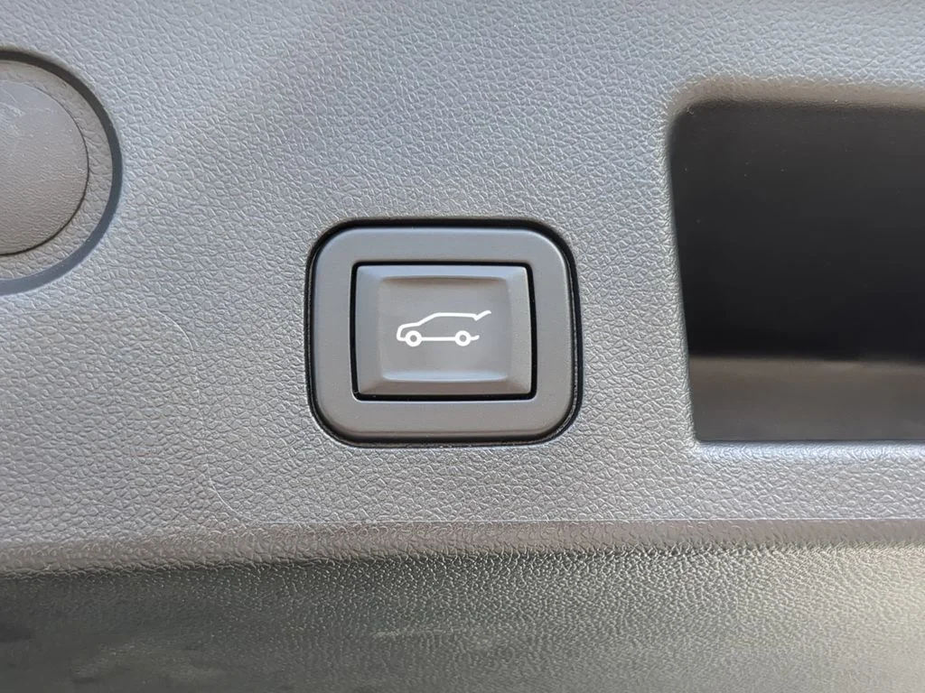 Used 2025 White Chevrolet LT image 10
