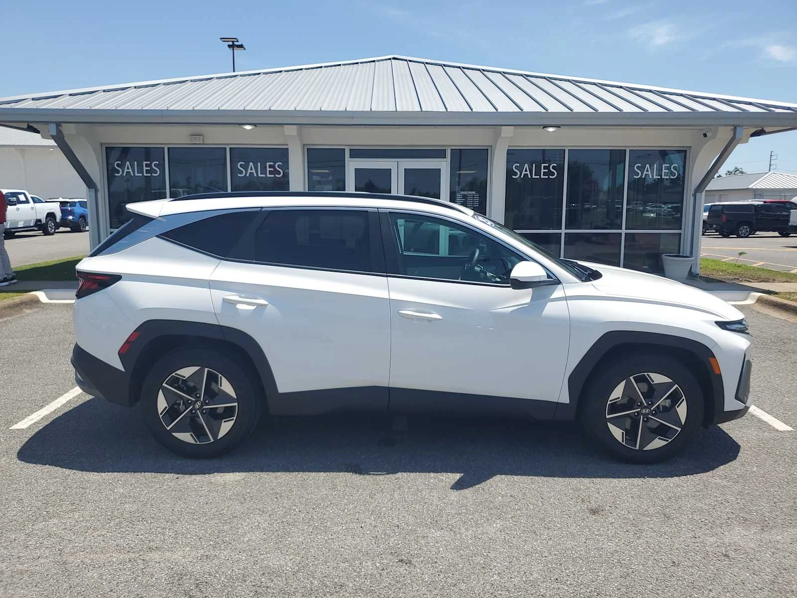 Used 2025 White Hyundai SEL image 7