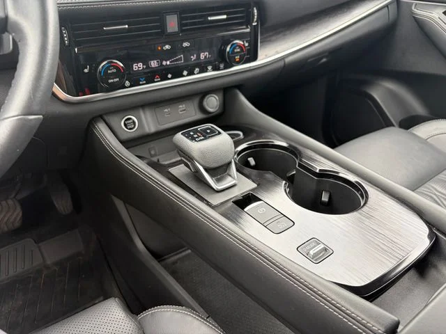 Used 2021 White Nissan Platinum image 24