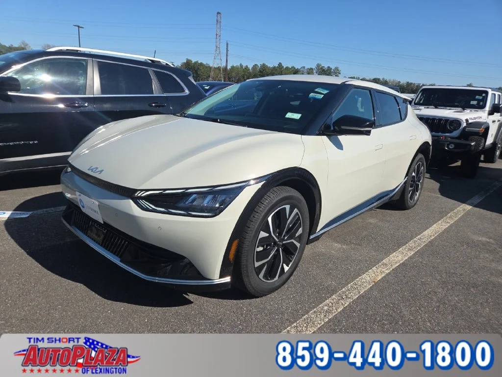 Used 2022 White Kia Wind image 1