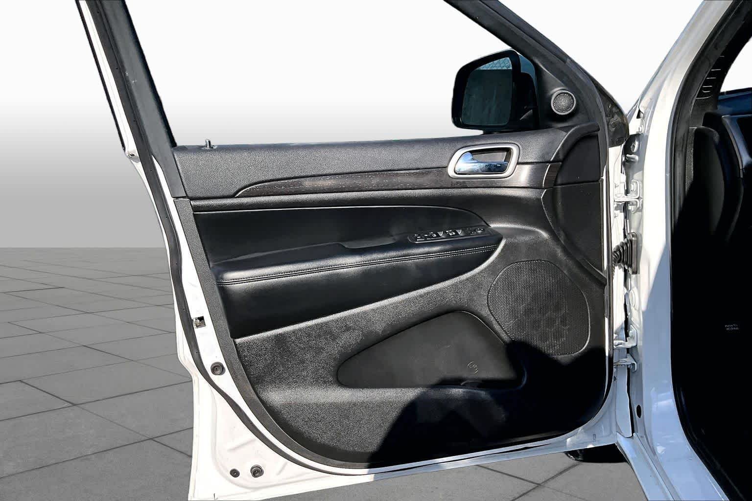 Used 2018 Bright White Clearcoat Jeep Altitude image 24
