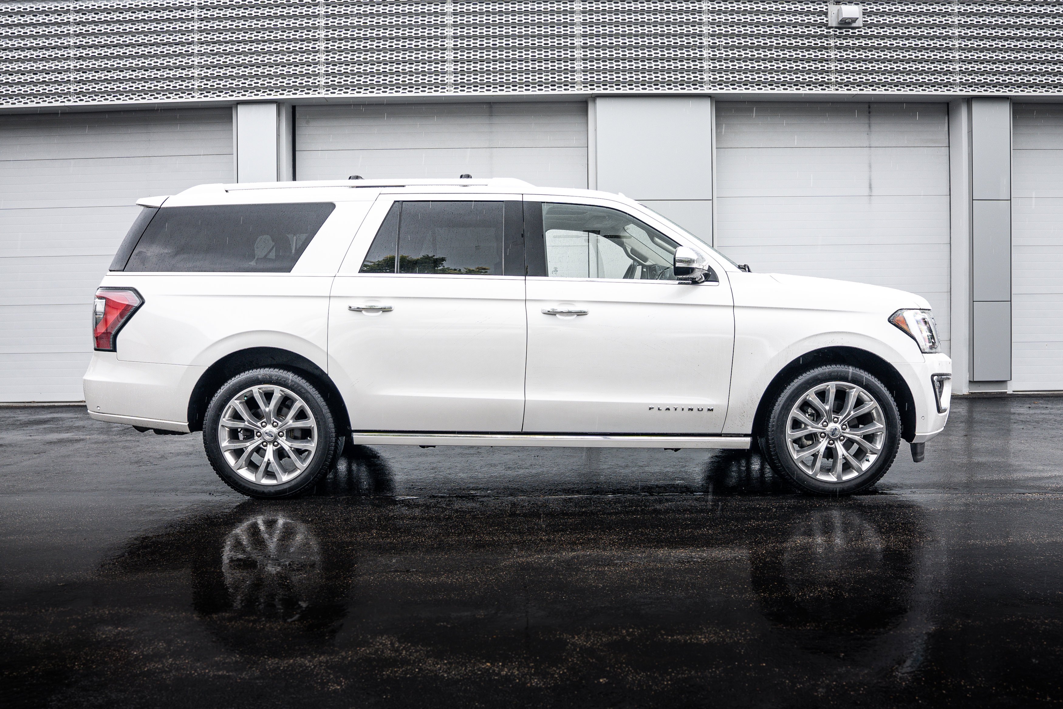 Used 2019 White Platinum Metallic Tri-Coat Ford Platinum image 3