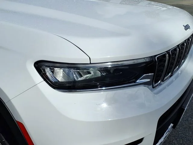 Used 2022 White Jeep Limited 4x4 image 2
