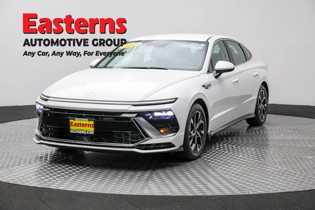 Used 2024 White Hyundai SEL image 1