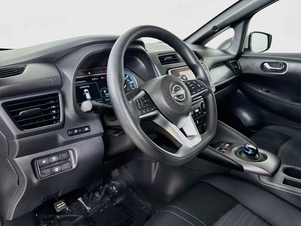 Used 2023 Silver Nissan S image 9