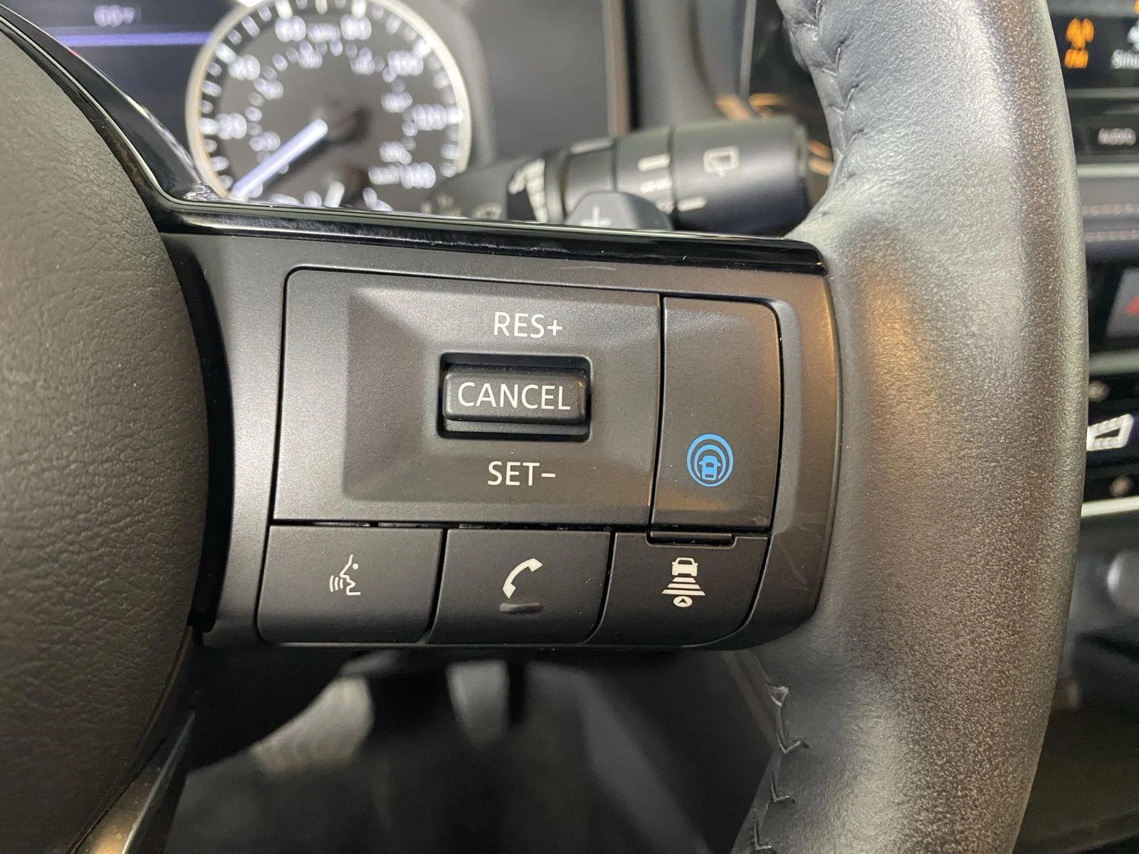 Certified Used 2023 Pearl White Tricoat/Super Black Nissan SL image 17