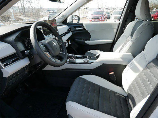 New 2026 White Diamond Mitsubishi SE image 4