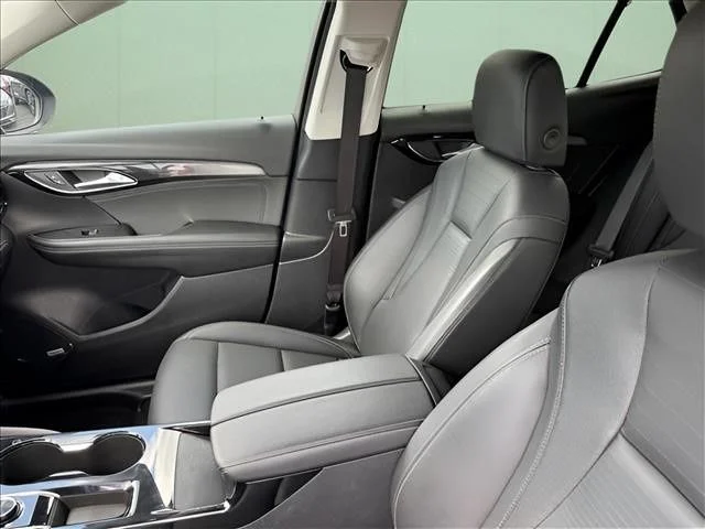 Used 2024 Green BMW xDrive28i image 9