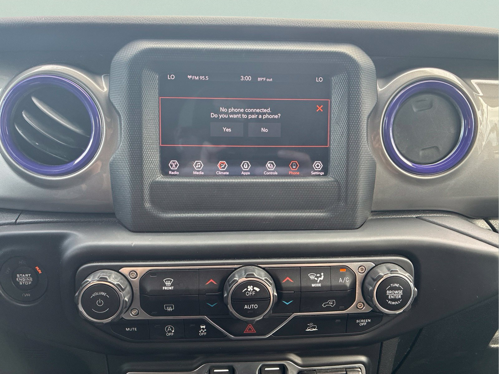 Used 2021 White Jeep Unlimited Sahara image 17