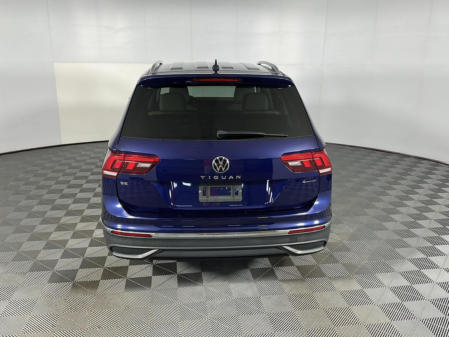 Used 2022 Atlantic Blue Metallic Volkswagen SE image 9