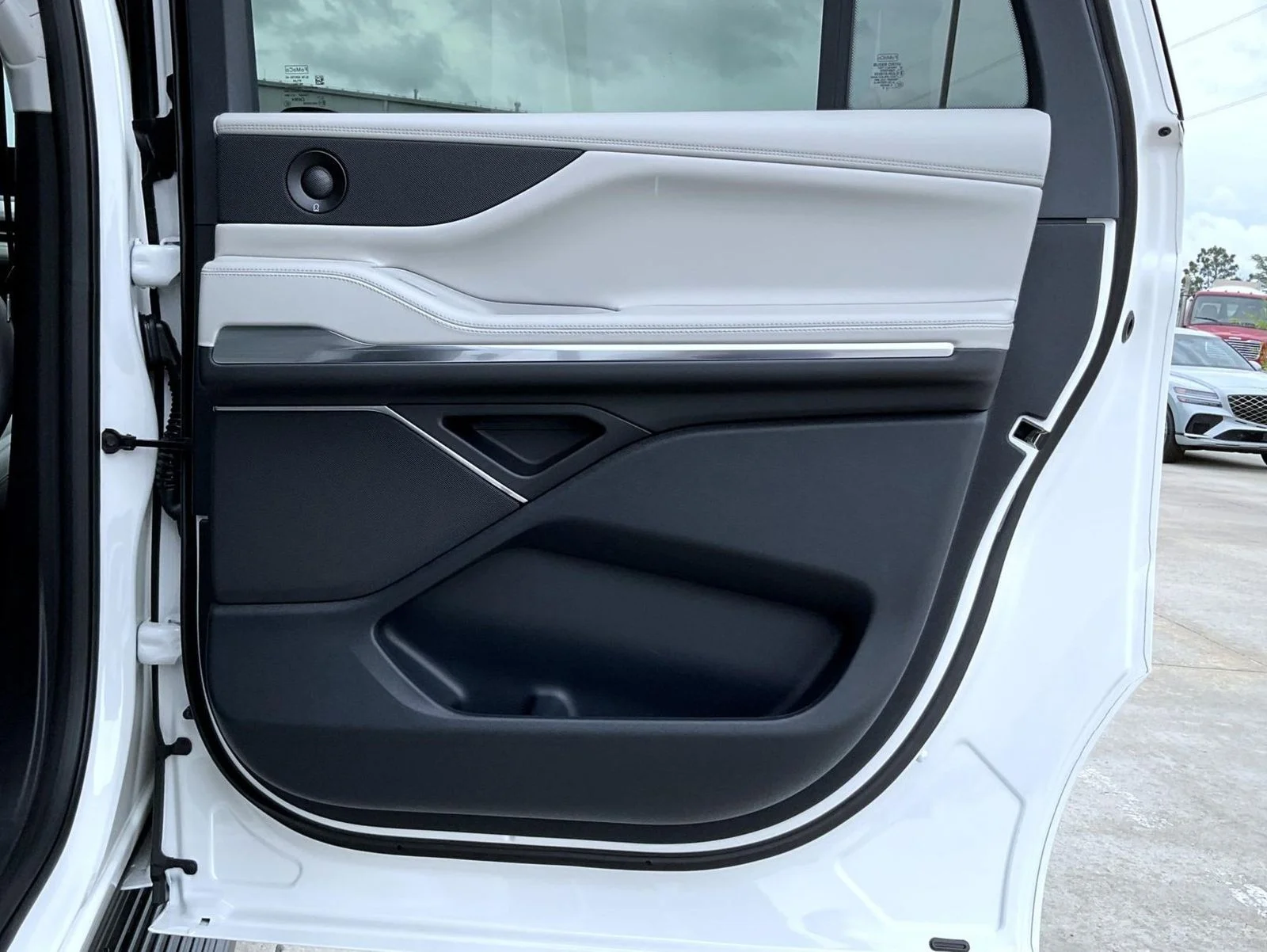 New 2026 White Lincoln Premiere image 18