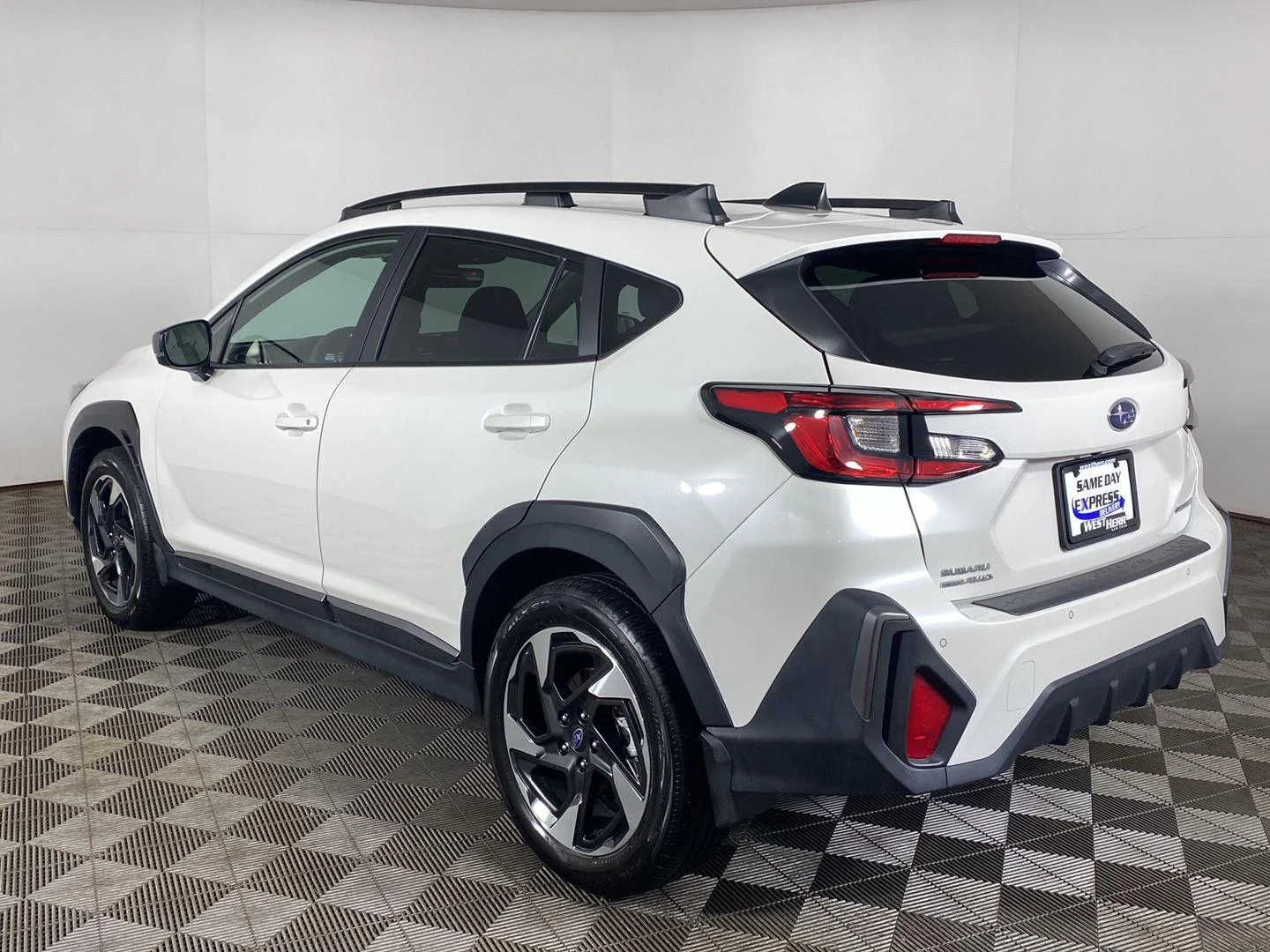 Used 2024 Crystal White Pearl Subaru Limited image 4