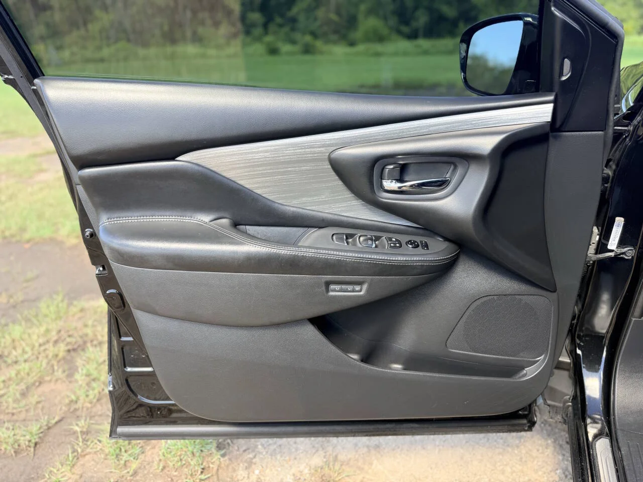 Used 2016 Black Nissan SL 4dr SUV image 29