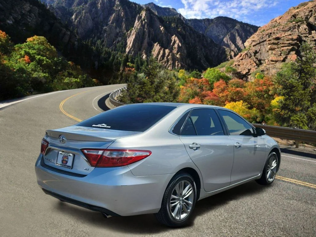 Used 2016 Silver Toyota SE image 3