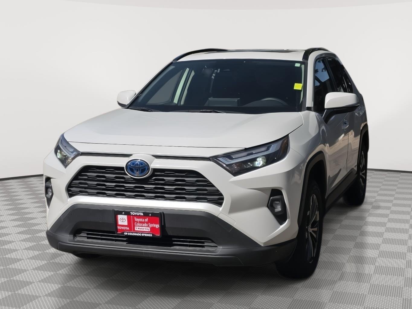 Used 2024 Wind Chill Pearl Toyota XLE Premium image 15