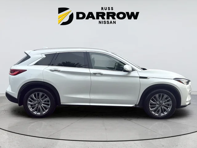 Used 2023 White INFINITI LUXE image 6