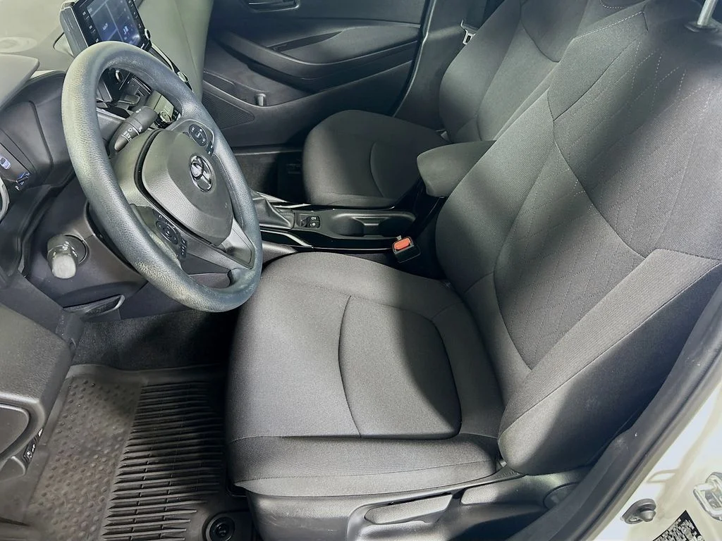 Used 2022 White Toyota LE image 19