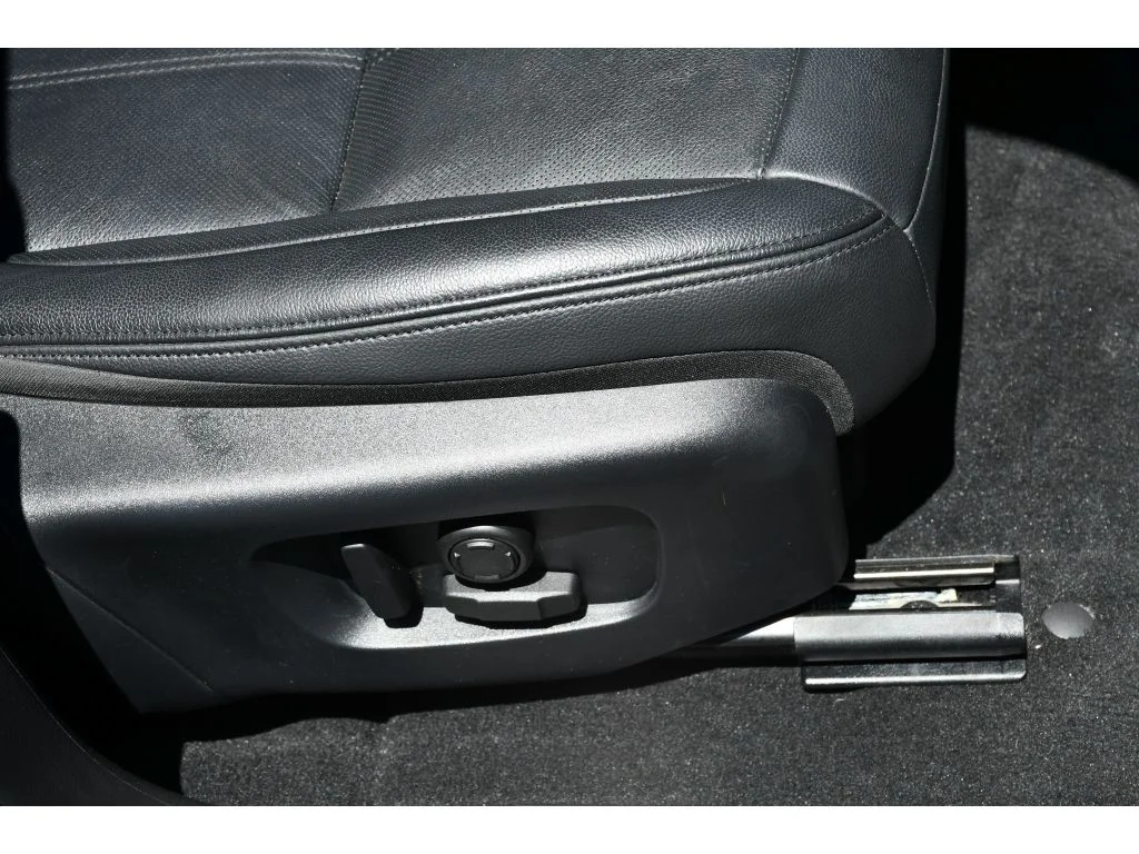 Used 2023 Fuji White Land Rover S image 30