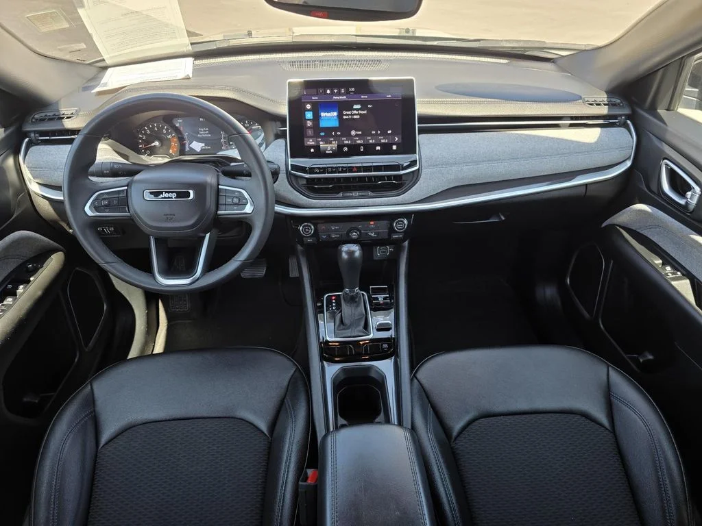 Used 2024 Diamond Black Crystal Pearlcoat Jeep Latitude image 11