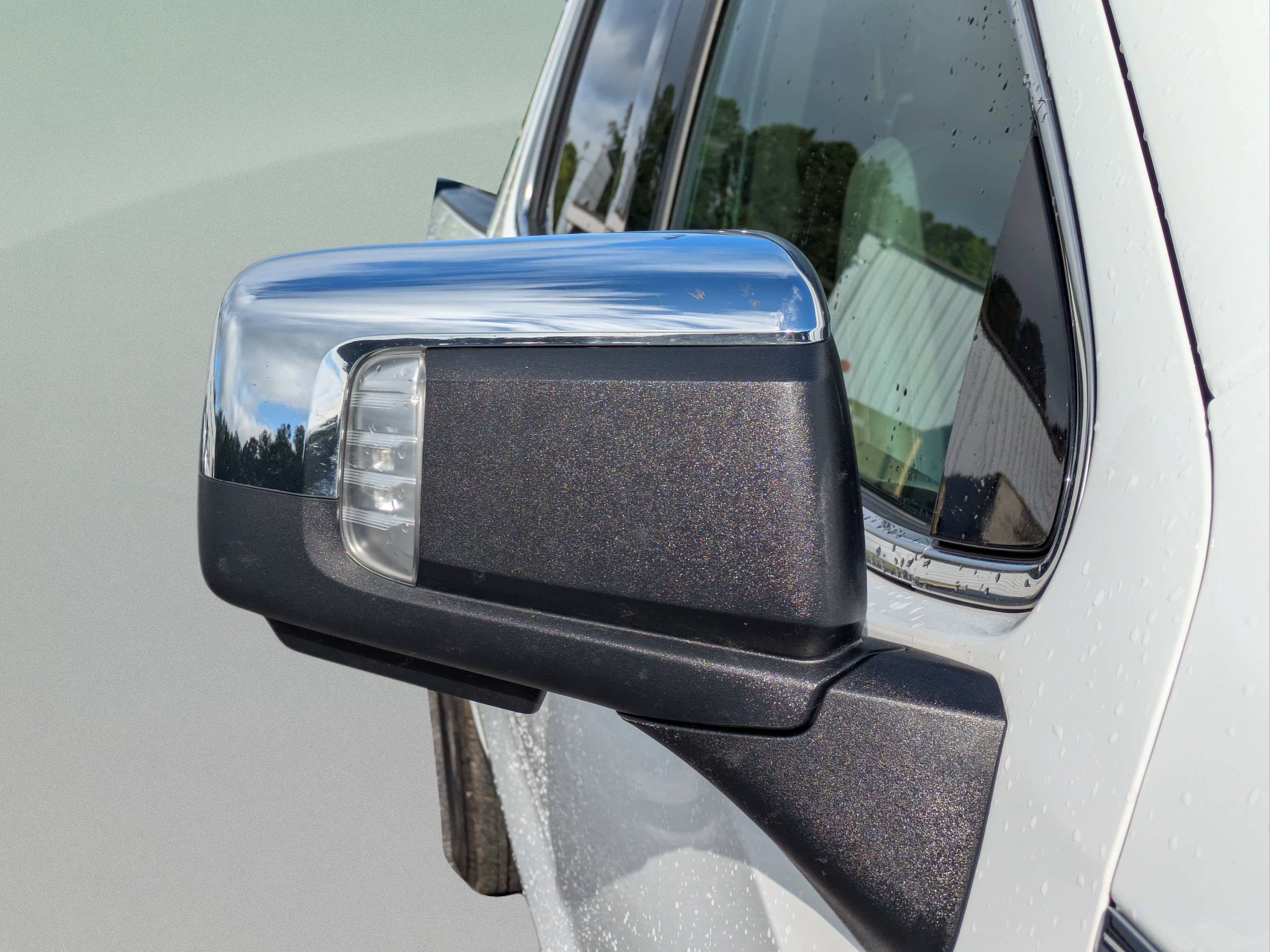 Used 2025 Summit White GMC SLT image 30