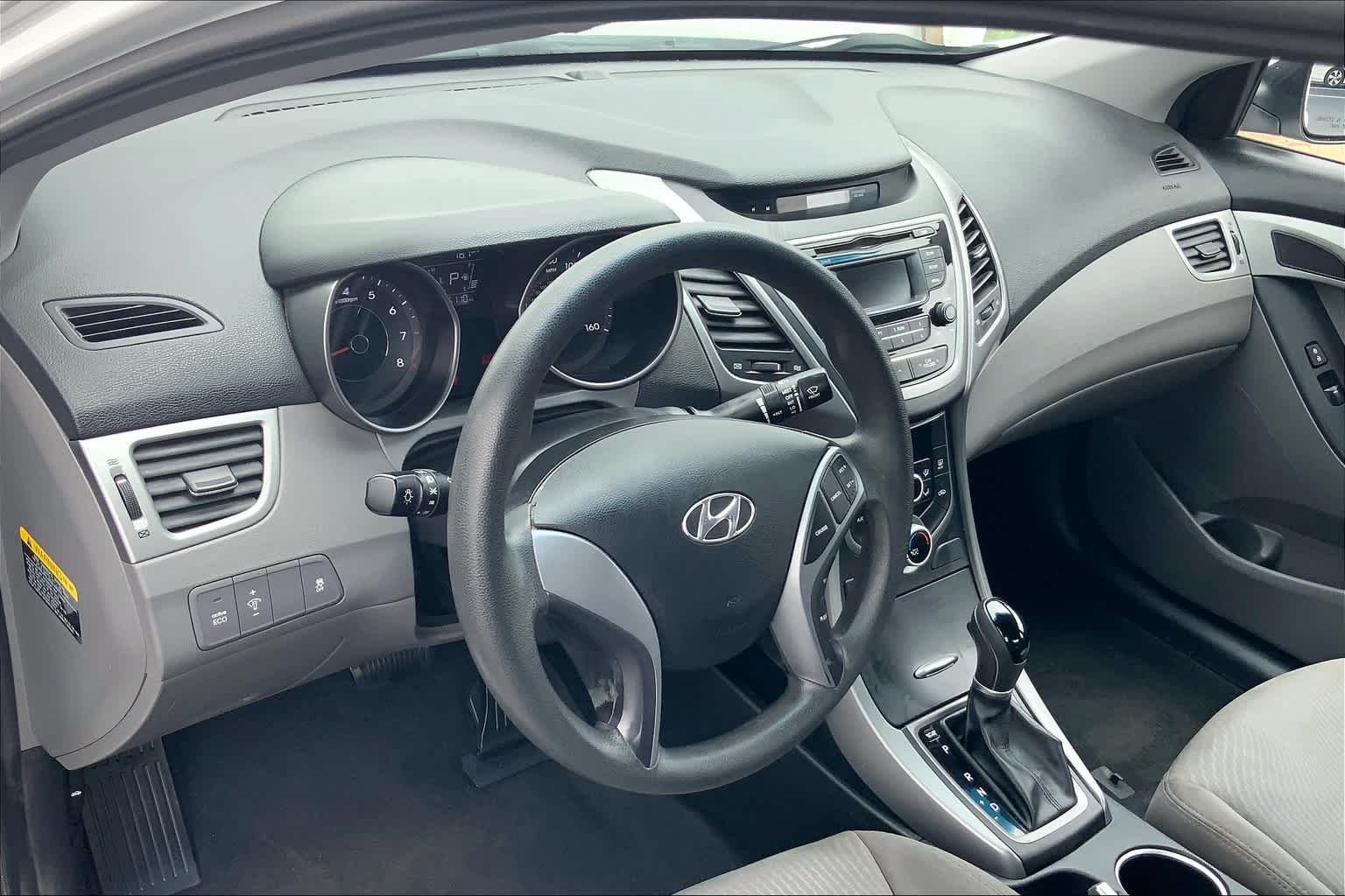 Used 2016 Quartz White Pearl Hyundai SE image 17