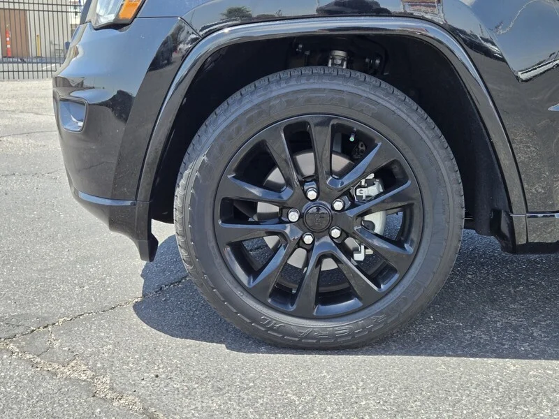 Used 2020 Diamond Black Crystal Pearlcoat Jeep Altitude image 7
