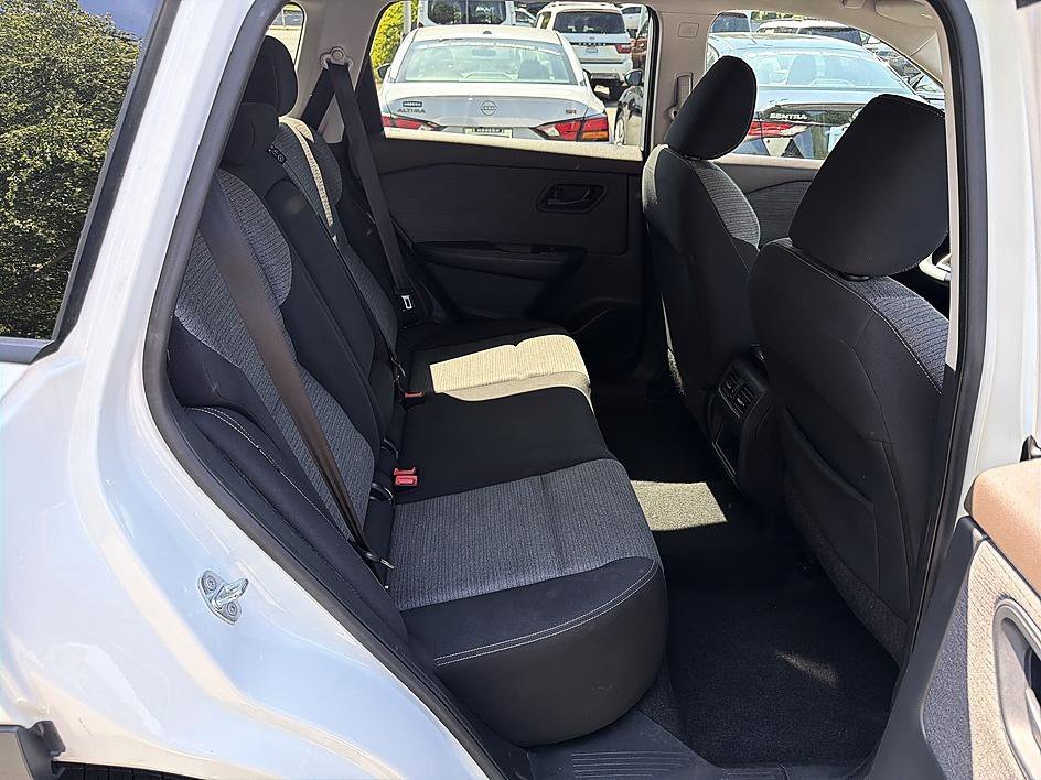 Used 2021 Glacier White Nissan S image 20