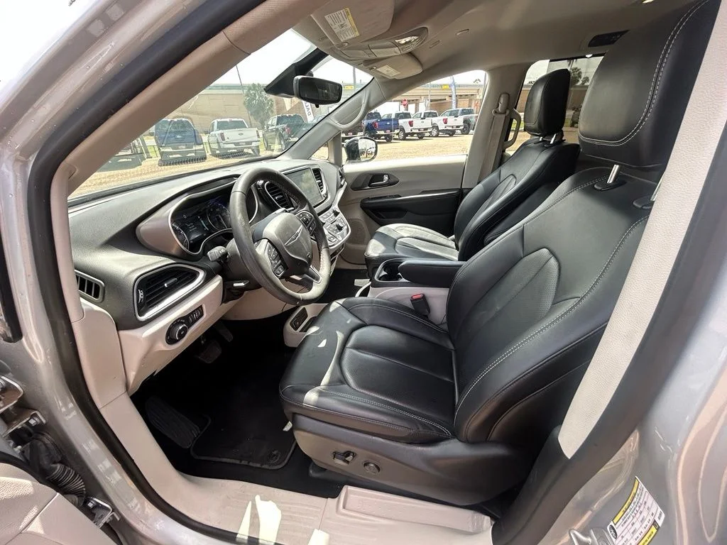 Used 2024 Silver Chrysler Touring L image 11