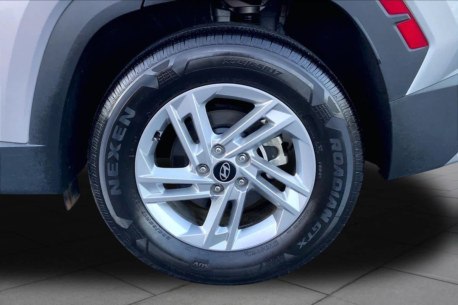 Used 2025 Shimmering Silver Hyundai SE image 10
