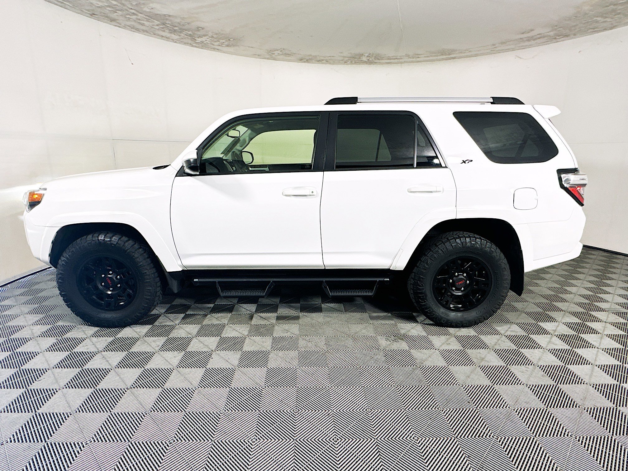 Used 2022 White Toyota SR5 image 6