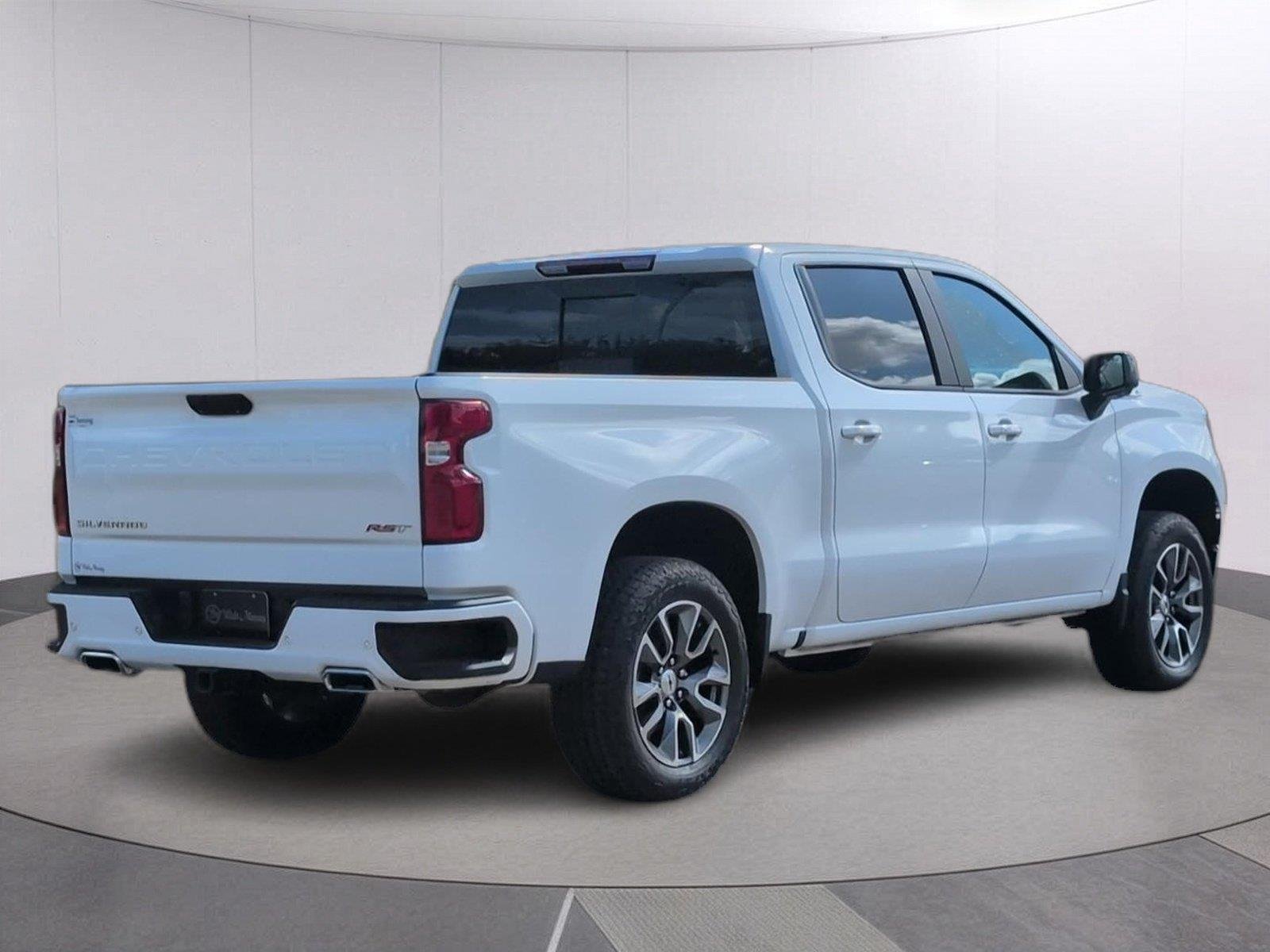Used 2025 Summit White Chevrolet RST image 7