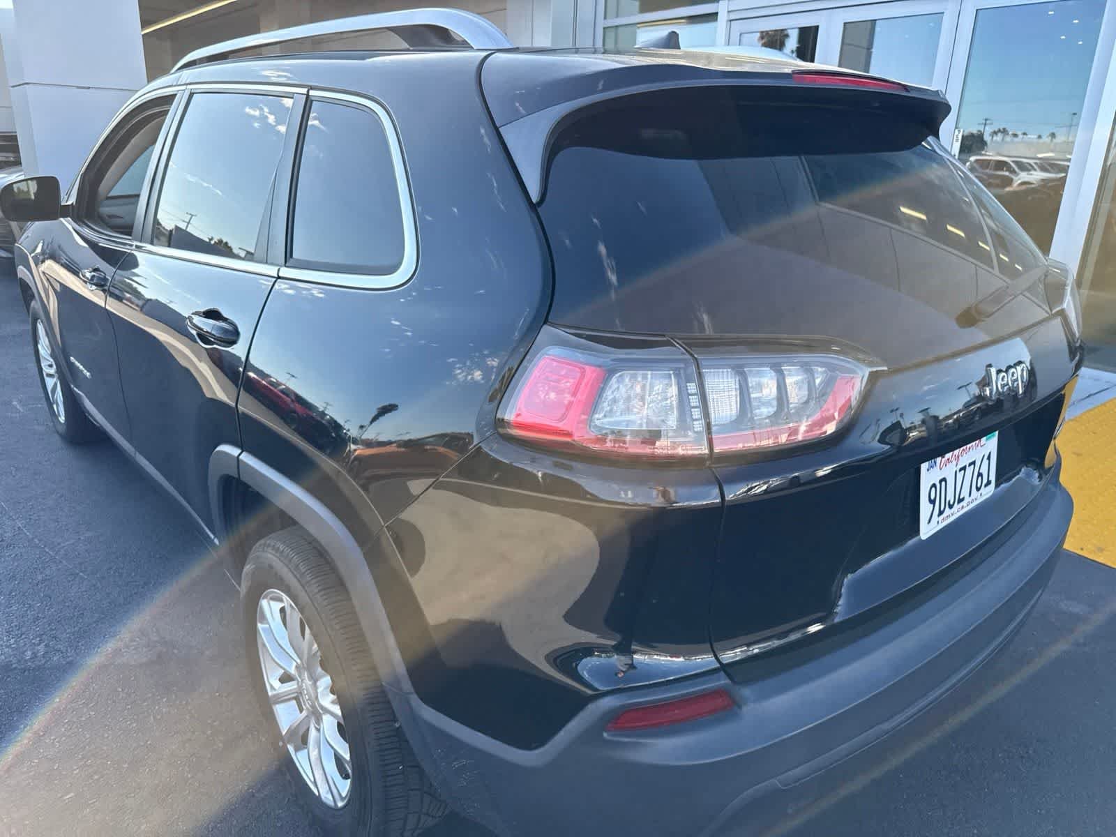 Used 2019 Diamond Black Crystal Pearlcoat Jeep Latitude image 17