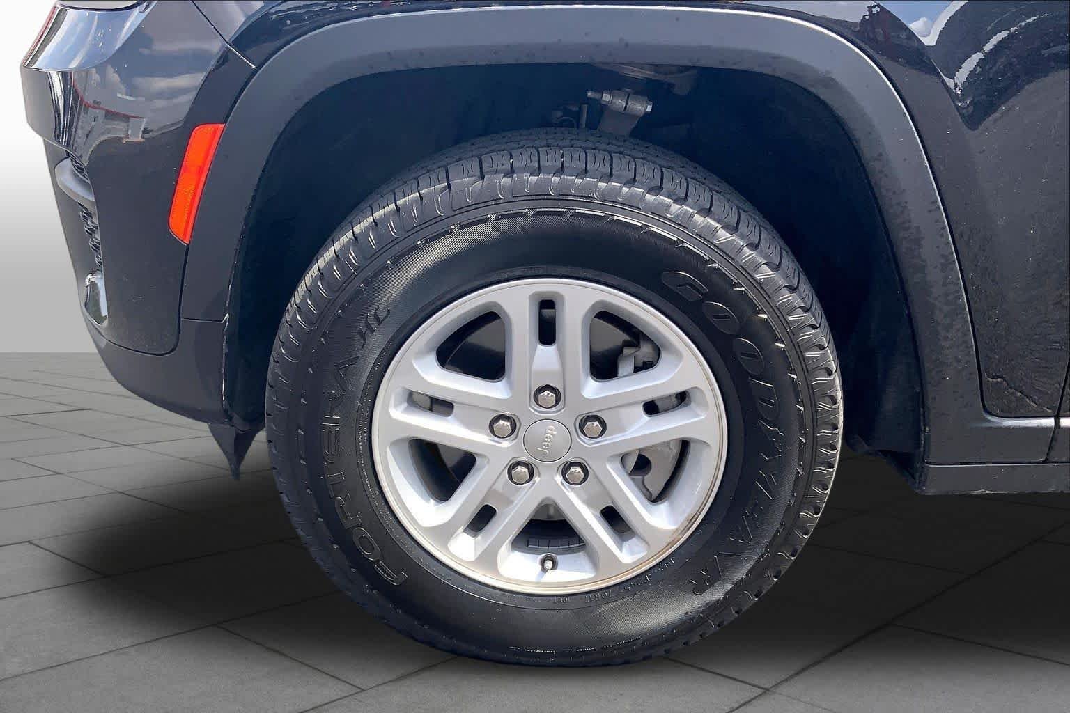 Used 2024 Diamond Black Crystal Pearlcoat Jeep Laredo image 11