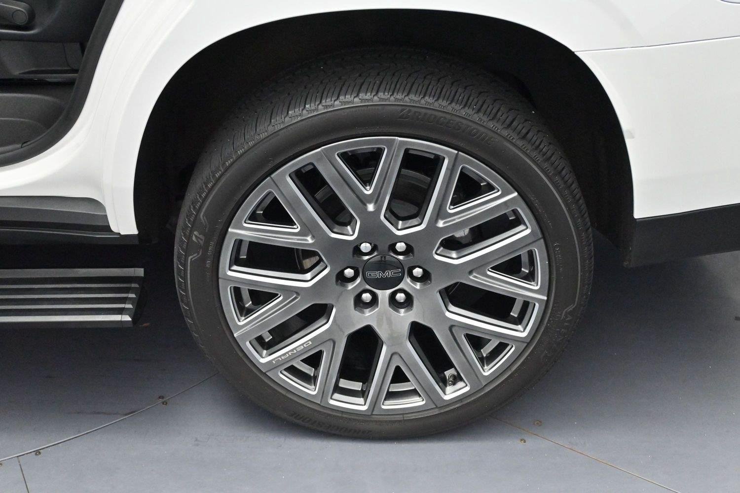 Used 2025 White Frost Tricoat GMC Denali Ultimate image 35