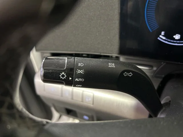 Used 2024 White Hyundai SEL image 19