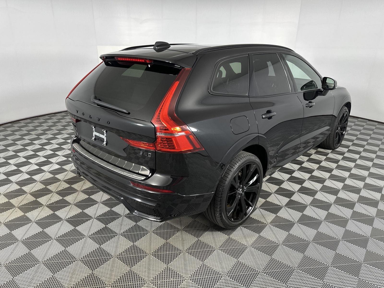 Used 2024 Onyx Black Metallic Volvo Ultimate Black Edition image 5