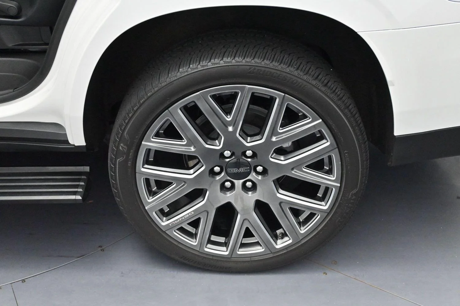 Used 2025 White Frost Tricoat GMC Denali Ultimate image 35