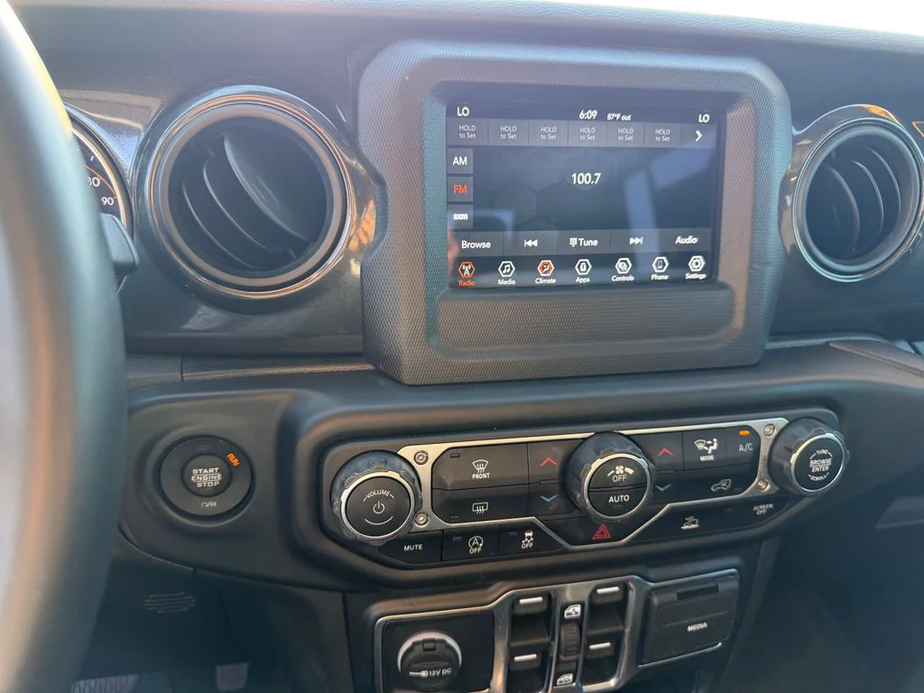 Used 2022 Black Jeep Altitude image 10